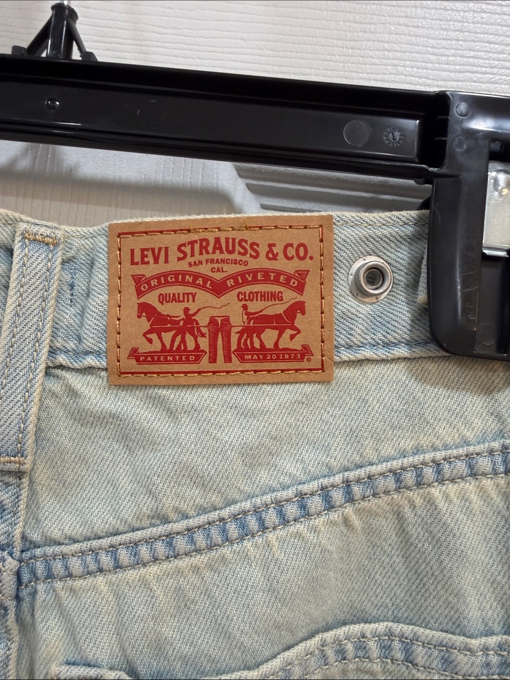 NWT Levi's Cinch Baggy Wide-Leg Jeans in Washed Light Blue Size 26x31 - Picture 6 of 9